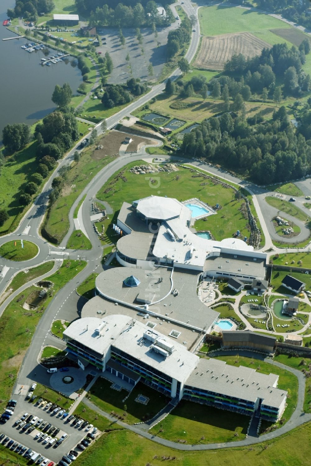 Weißenstadt aus der Vogelperspektive: Therme und Schwimmbecken am Freibad der Freizeiteinrichtung Siebenquell Therme GesundZeitResort an der Thermenallee in Weißenstadt im Bundesland Bayern, Deutschland