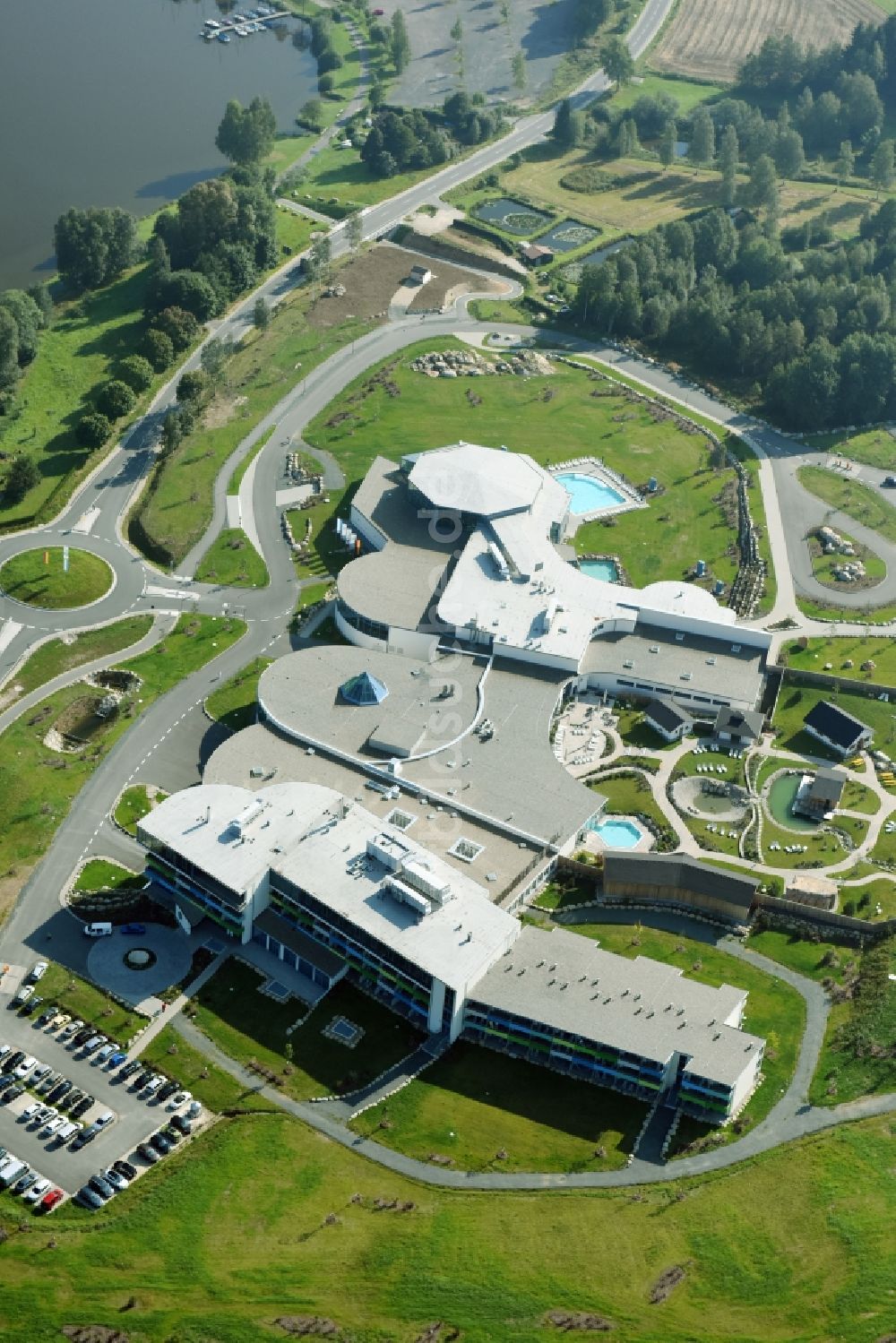 Luftbild Weißenstadt - Therme und Schwimmbecken am Freibad der Freizeiteinrichtung Siebenquell Therme GesundZeitResort an der Thermenallee in Weißenstadt im Bundesland Bayern, Deutschland