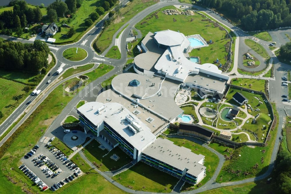 Luftaufnahme Weißenstadt - Therme und Schwimmbecken am Freibad der Freizeiteinrichtung Siebenquell Therme GesundZeitResort an der Thermenallee in Weißenstadt im Bundesland Bayern, Deutschland