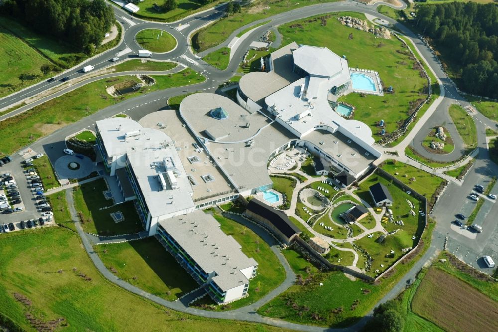 Weißenstadt von oben - Therme und Schwimmbecken am Freibad der Freizeiteinrichtung Siebenquell Therme GesundZeitResort an der Thermenallee in Weißenstadt im Bundesland Bayern, Deutschland