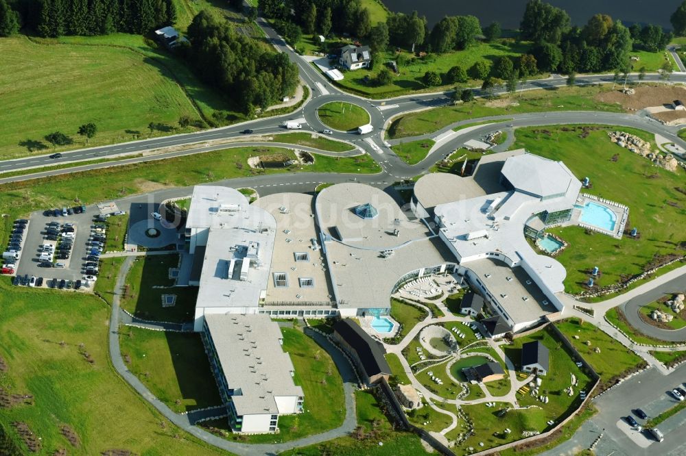 Weißenstadt aus der Vogelperspektive: Therme und Schwimmbecken am Freibad der Freizeiteinrichtung Siebenquell Therme GesundZeitResort an der Thermenallee in Weißenstadt im Bundesland Bayern, Deutschland