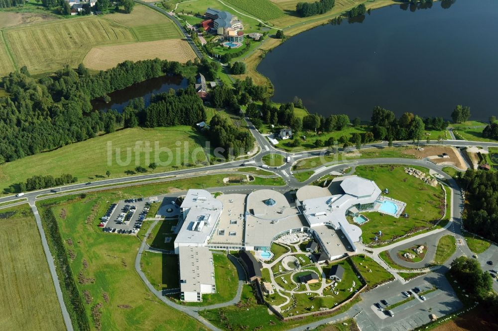 Luftbild Weißenstadt - Therme und Schwimmbecken am Freibad der Freizeiteinrichtung Siebenquell Therme GesundZeitResort an der Thermenallee in Weißenstadt im Bundesland Bayern, Deutschland