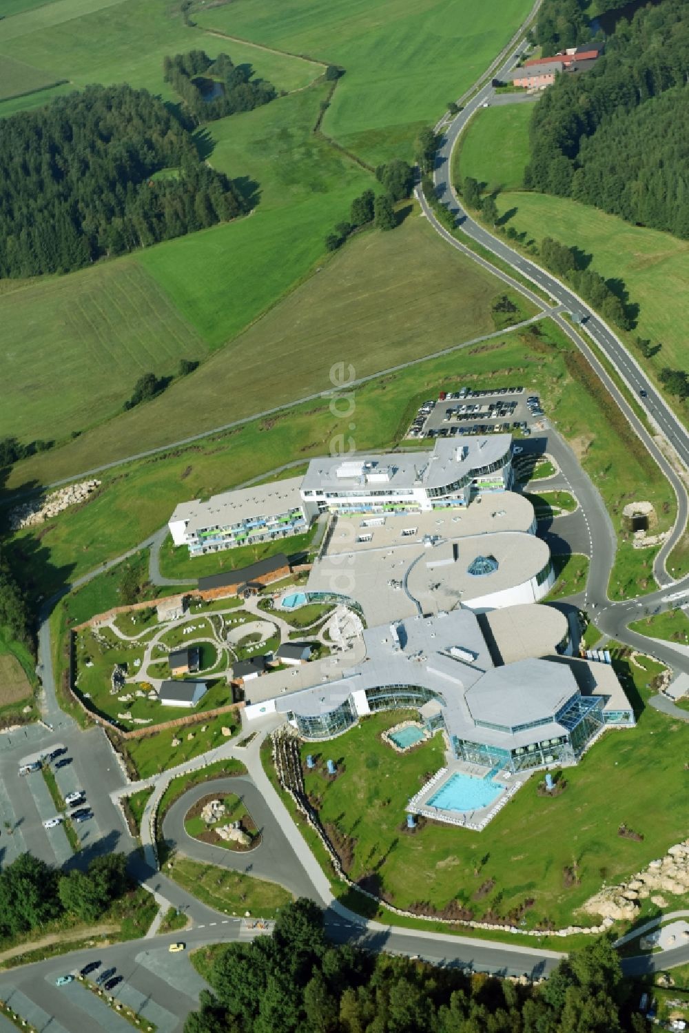 Weißenstadt von oben - Therme und Schwimmbecken am Freibad der Freizeiteinrichtung Siebenquell Therme GesundZeitResort an der Thermenallee in Weißenstadt im Bundesland Bayern, Deutschland