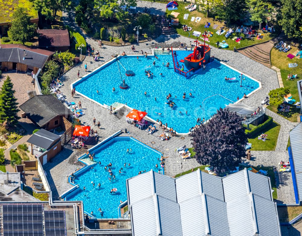 Dortmund von oben - Therme und Schwimmbecken am Freibad der Freizeiteinrichtung Solebad Wischlingen in Dortmund im Bundesland Nordrhein-Westfalen, Deutschland