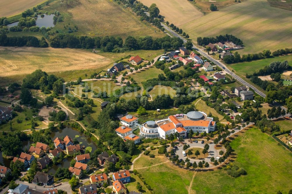 Luftaufnahme Göhren-Lebbin - Therme und Schwimmbecken am Freibad der Freizeiteinrichtung SPAworld Fleesensee in Göhren-Lebbin im Bundesland Mecklenburg-Vorpommern