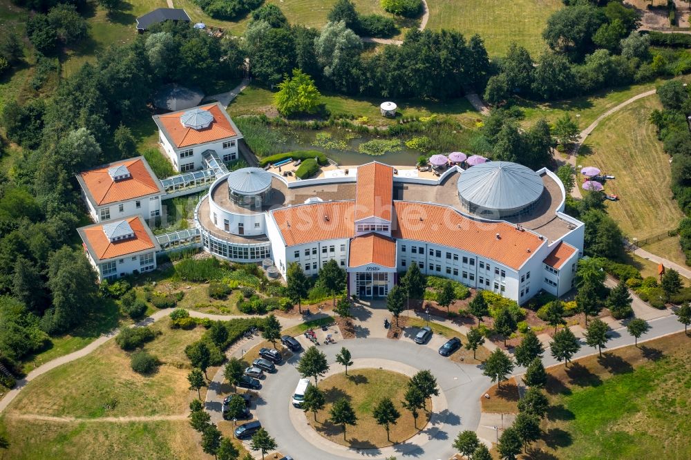 Göhren-Lebbin aus der Vogelperspektive: Therme und Schwimmbecken am Freibad der Freizeiteinrichtung SPAworld Fleesensee in Göhren-Lebbin im Bundesland Mecklenburg-Vorpommern