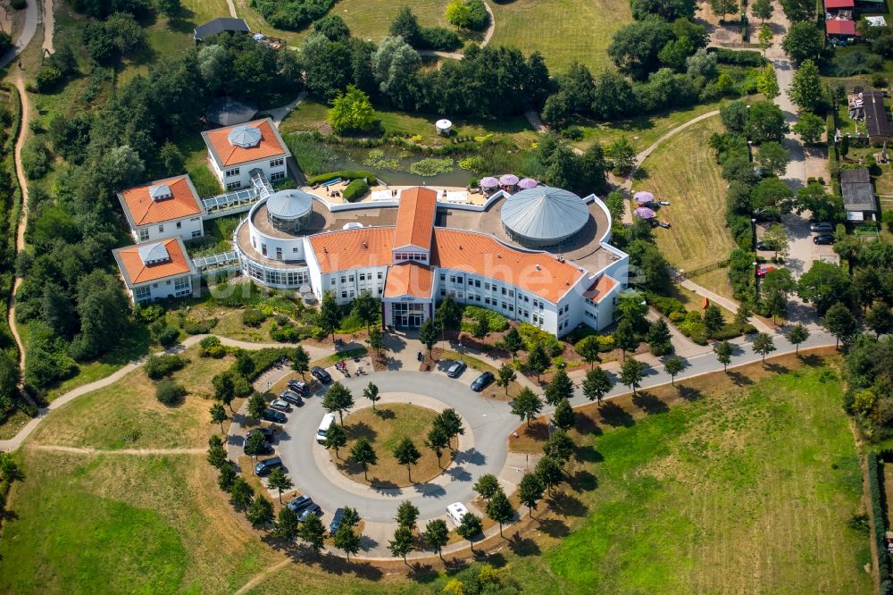 Luftaufnahme Göhren-Lebbin - Therme und Schwimmbecken am Freibad der Freizeiteinrichtung SPAworld Fleesensee in Göhren-Lebbin im Bundesland Mecklenburg-Vorpommern