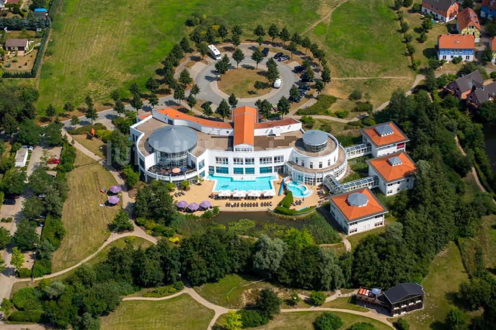 Göhren-Lebbin von oben - Therme und Schwimmbecken am Freibad der Freizeiteinrichtung SPAworld Fleesensee in Göhren-Lebbin im Bundesland Mecklenburg-Vorpommern