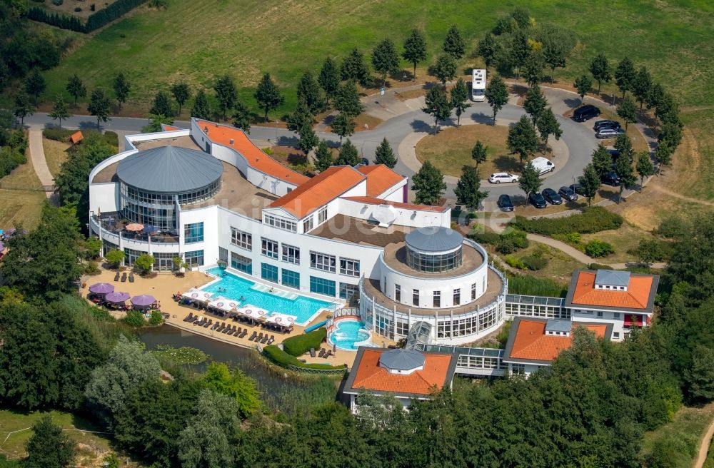 Luftaufnahme Göhren-Lebbin - Therme und Schwimmbecken am Freibad der Freizeiteinrichtung SPAworld Fleesensee in Göhren-Lebbin im Bundesland Mecklenburg-Vorpommern