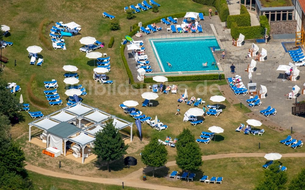 Luftaufnahme Göhren-Lebbin - Therme und Schwimmbecken am Freibad der Freizeiteinrichtung SPAworld Fleesensee in Göhren-Lebbin im Bundesland Mecklenburg-Vorpommern