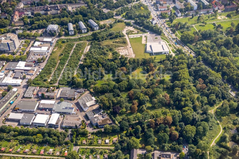 Luftaufnahme Essen - Therme und Schwimmbecken am Freibad der Freizeiteinrichtung der Sport- und Bäderbetriebe Essen am Reckhammerweg in Essen im Bundesland Nordrhein-Westfalen, Deutschland