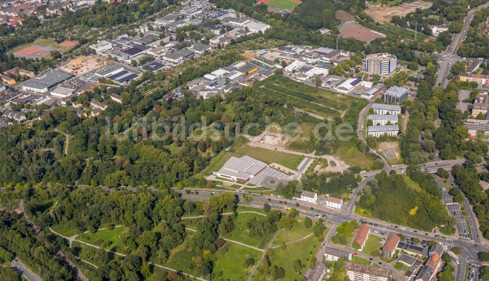 Essen von oben - Therme und Schwimmbecken am Freibad der Freizeiteinrichtung der Sport- und Bäderbetriebe Essen am Reckhammerweg in Essen im Bundesland Nordrhein-Westfalen, Deutschland