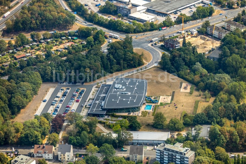 Luftaufnahme Herne - Therme und Schwimmbecken am Freibad der Freizeiteinrichtung Sport- und Erlebnisbad Wananas im Ortsteil Wanne-Eickel in Herne im Bundesland Nordrhein-Westfalen