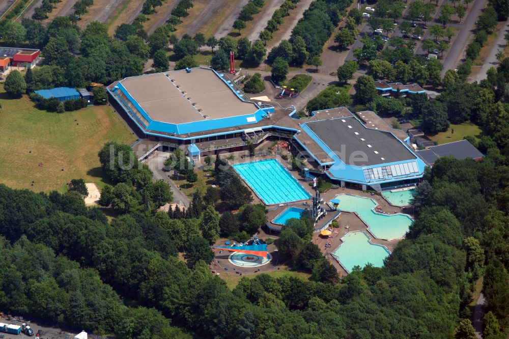 Luftaufnahme Gelsenkirchen - Therme und Schwimmbecken am Freibad der Freizeiteinrichtung SPORT-PARADIES in Gelsenkirchen im Bundesland Nordrhein-Westfalen, Deutschland