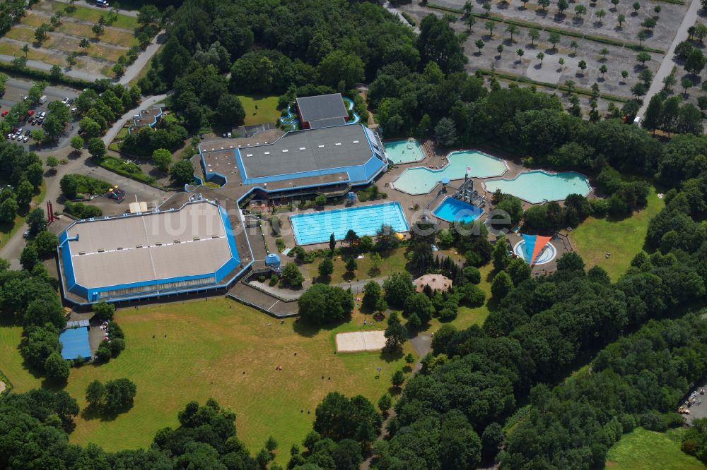 Gelsenkirchen von oben - Therme und Schwimmbecken am Freibad der Freizeiteinrichtung SPORT-PARADIES in Gelsenkirchen im Bundesland Nordrhein-Westfalen, Deutschland