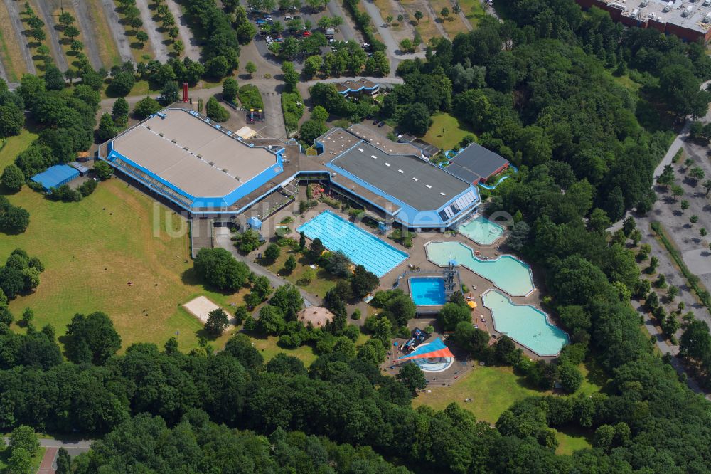 Gelsenkirchen aus der Vogelperspektive: Therme und Schwimmbecken am Freibad der Freizeiteinrichtung SPORT-PARADIES in Gelsenkirchen im Bundesland Nordrhein-Westfalen, Deutschland