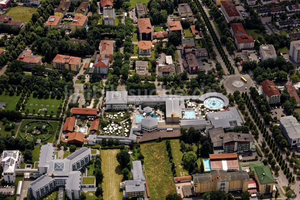 Bad Füssing von oben - Therme und Schwimmbecken am Freibad der Freizeiteinrichtung Therme 1 in Bad Füssing im Bundesland Bayern