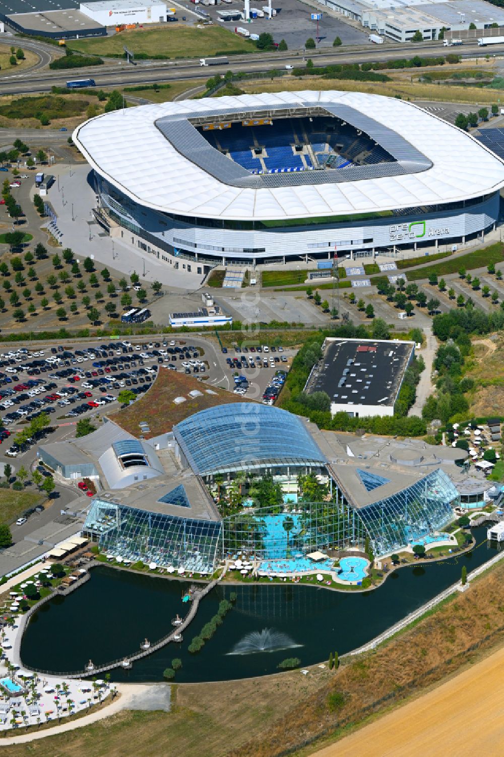 Sinsheim aus der Vogelperspektive: Therme und Schwimmbecken am Freibad der Freizeiteinrichtung Thermen & Badewelt in Sinsheim im Bundesland Baden-Württemberg