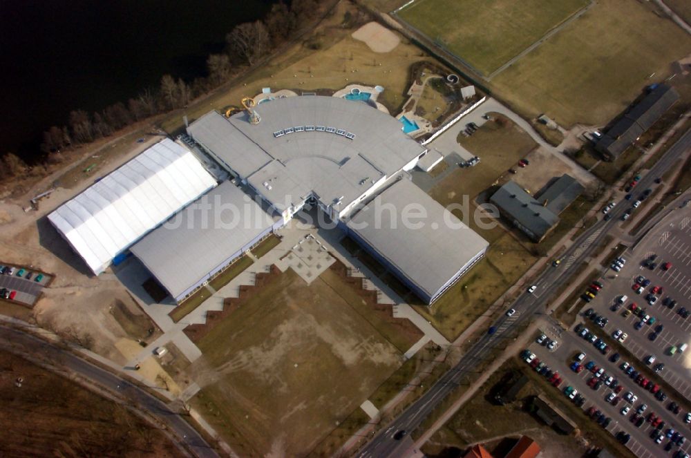 Luftbild Oranienburg - Therme und Schwimmbecken am Freibad der Freizeiteinrichtung TURM ErlebnisCity an der André-Pican-Straße in Oranienburg im Bundesland Brandenburg, Deutschland