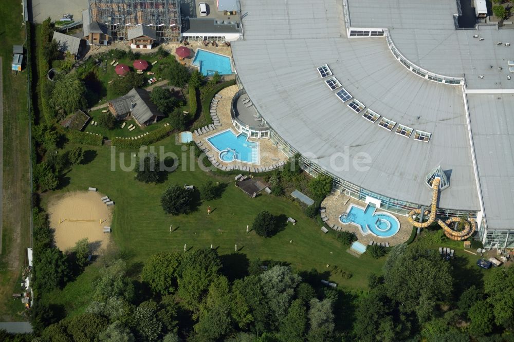 Oranienburg von oben - Therme und Schwimmbecken am Freibad der Freizeiteinrichtung TURM ErlebnisCity in Oranienburg im Bundesland Brandenburg