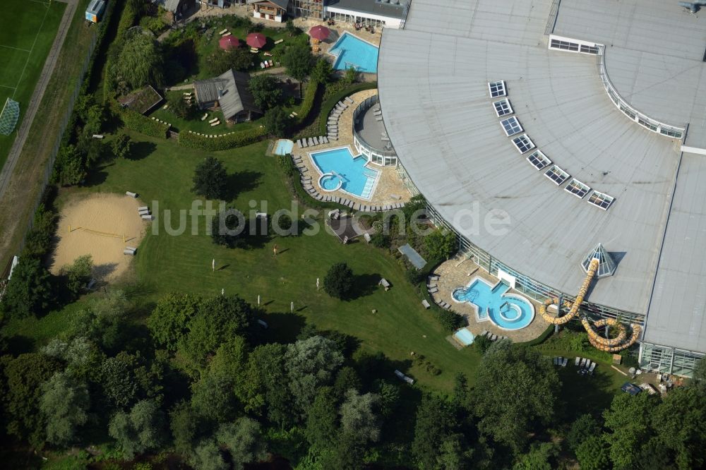 Oranienburg aus der Vogelperspektive: Therme und Schwimmbecken am Freibad der Freizeiteinrichtung TURM ErlebnisCity in Oranienburg im Bundesland Brandenburg