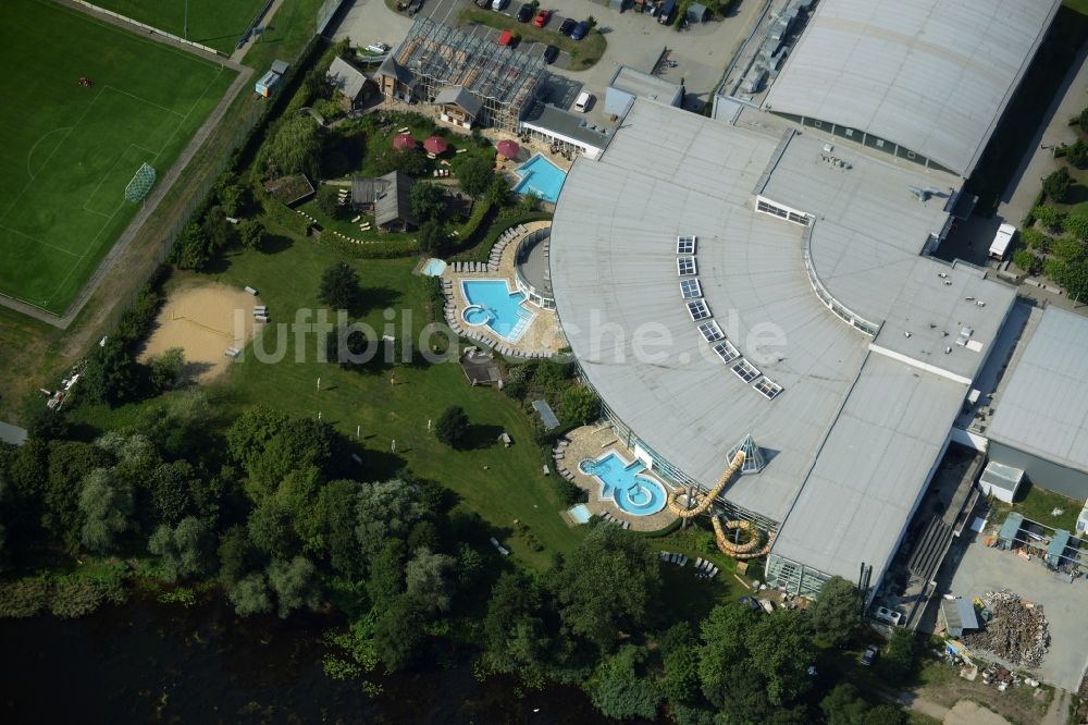 Luftbild Oranienburg - Therme und Schwimmbecken am Freibad der Freizeiteinrichtung TURM ErlebnisCity in Oranienburg im Bundesland Brandenburg