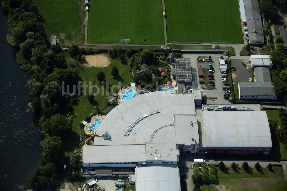 Luftaufnahme Oranienburg - Therme und Schwimmbecken am Freibad der Freizeiteinrichtung TURM ErlebnisCity in Oranienburg im Bundesland Brandenburg