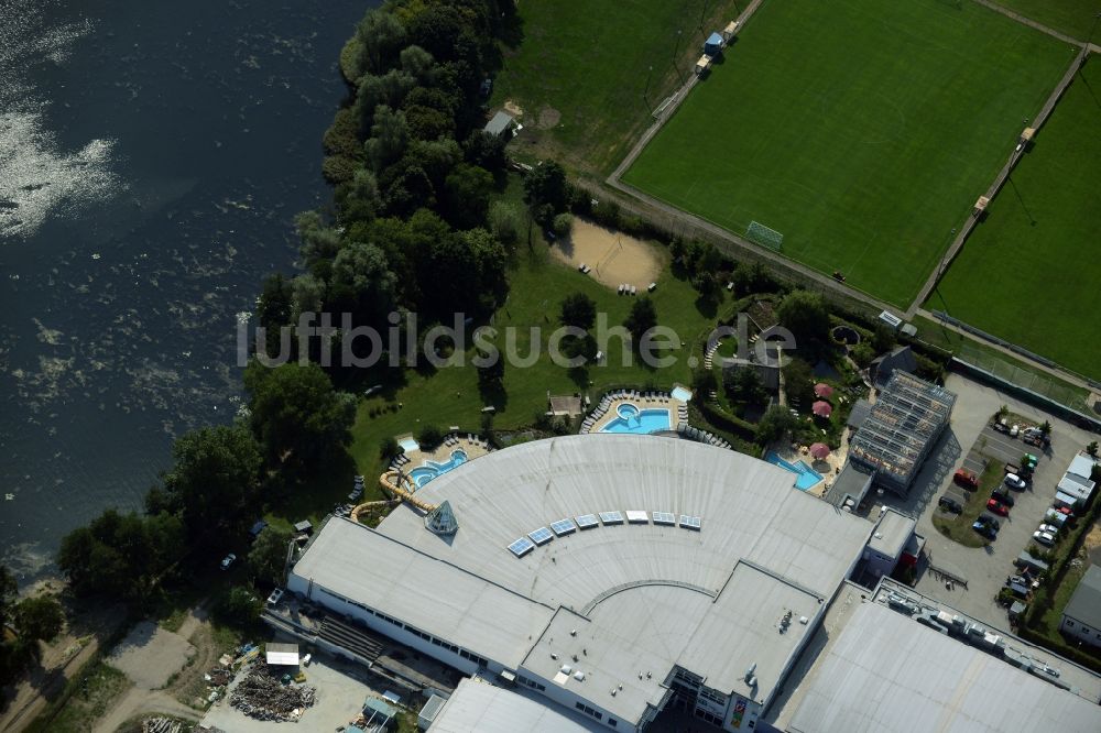 Oranienburg von oben - Therme und Schwimmbecken am Freibad der Freizeiteinrichtung TURM ErlebnisCity in Oranienburg im Bundesland Brandenburg