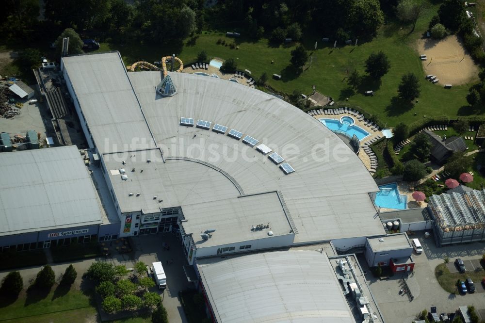 Oranienburg von oben - Therme und Schwimmbecken am Freibad der Freizeiteinrichtung TURM ErlebnisCity in Oranienburg im Bundesland Brandenburg