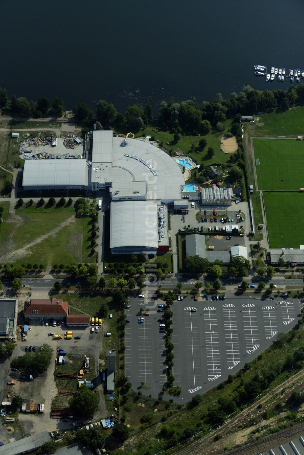 Luftbild Oranienburg - Therme und Schwimmbecken am Freibad der Freizeiteinrichtung TURM ErlebnisCity in Oranienburg im Bundesland Brandenburg