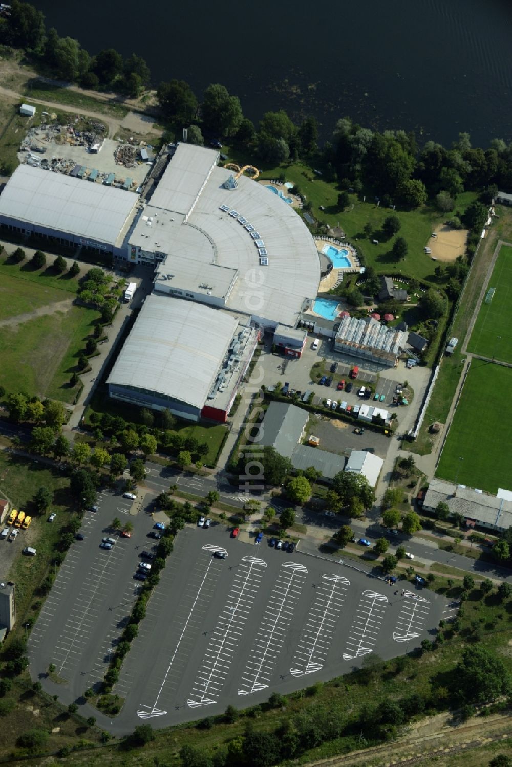 Luftaufnahme Oranienburg - Therme und Schwimmbecken am Freibad der Freizeiteinrichtung TURM ErlebnisCity in Oranienburg im Bundesland Brandenburg