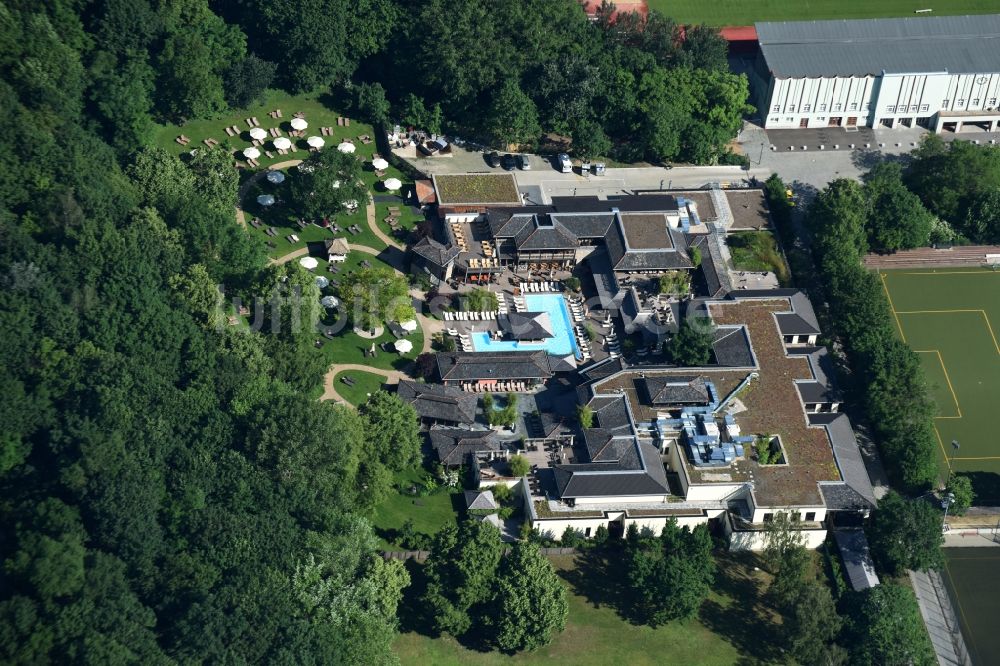 Luftbild Berlin - Therme und Schwimmbecken am Freibad der Freizeiteinrichtung Vabali Spa an der Seydlitzstraße im Stadtteil Moabit in Berlin