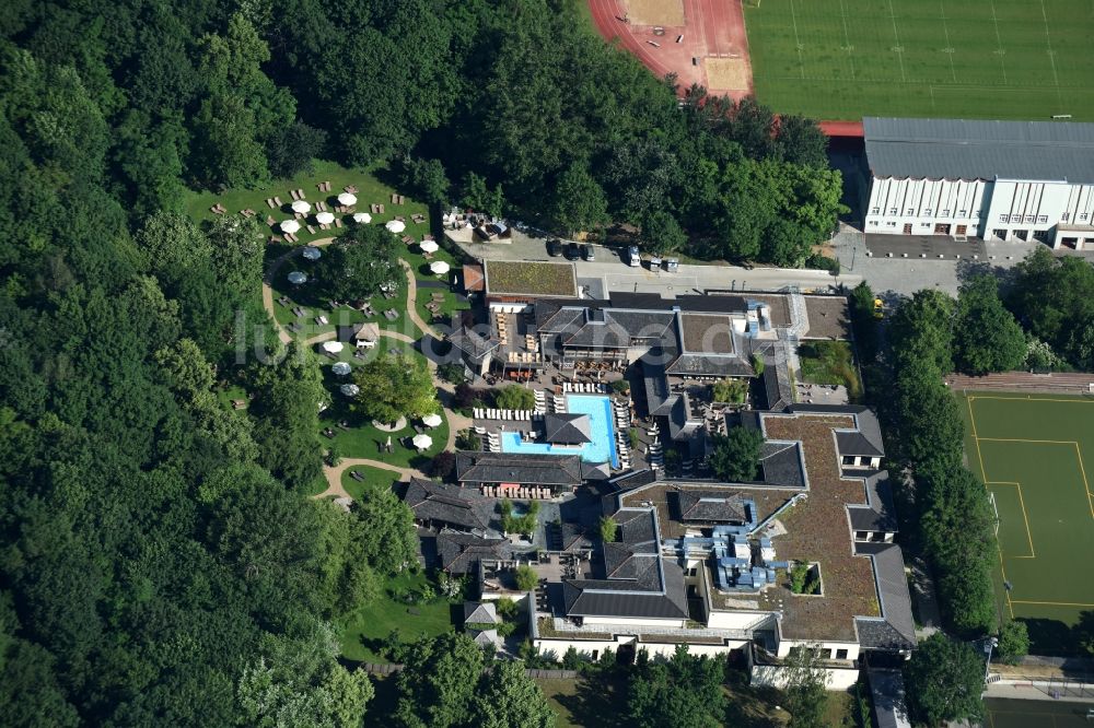 Luftaufnahme Berlin - Therme und Schwimmbecken am Freibad der Freizeiteinrichtung Vabali Spa an der Seydlitzstraße im Stadtteil Moabit in Berlin