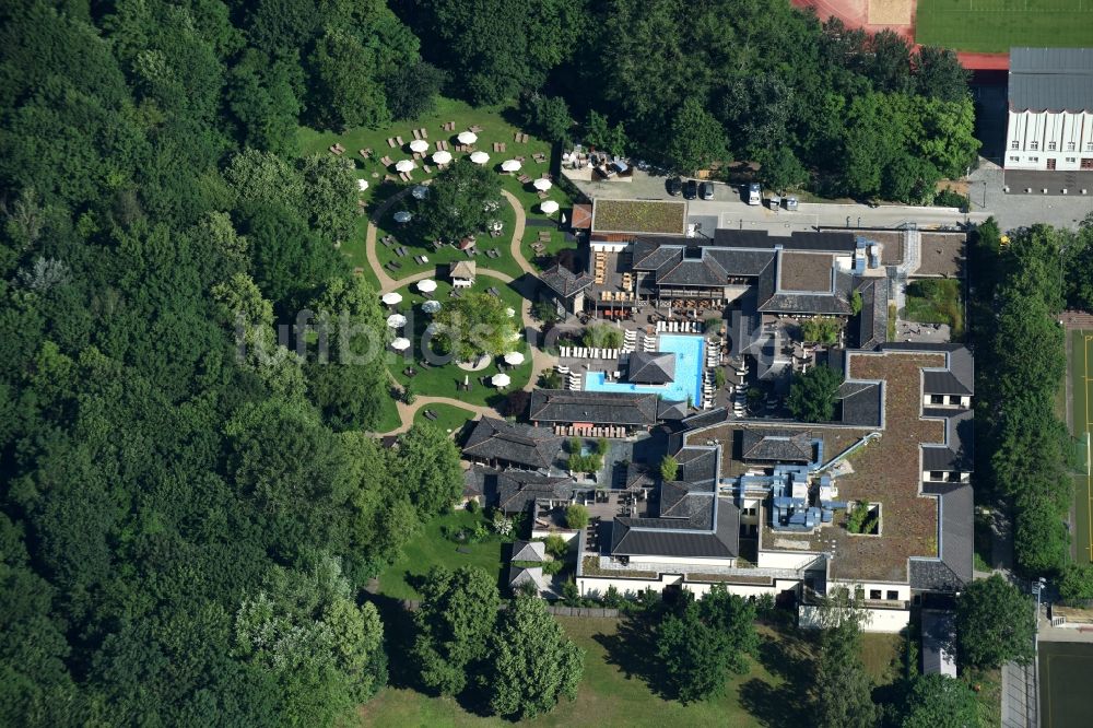 Berlin von oben - Therme und Schwimmbecken am Freibad der Freizeiteinrichtung Vabali Spa an der Seydlitzstraße im Stadtteil Moabit in Berlin