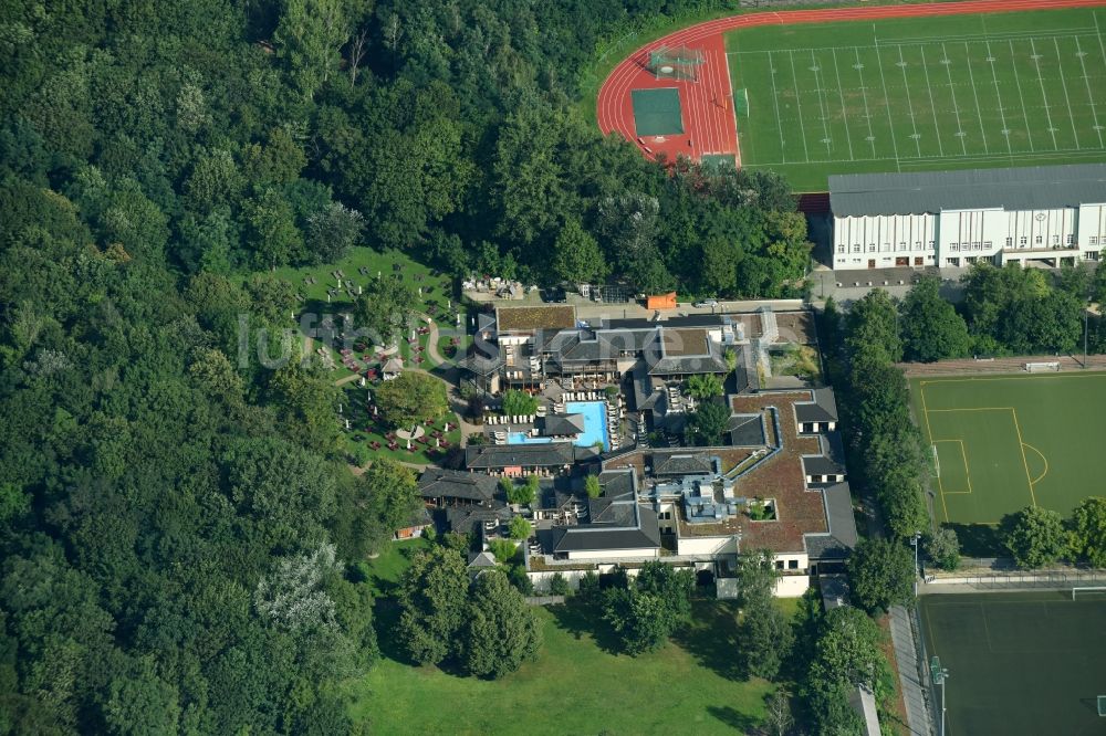 Luftbild Berlin - Therme und Schwimmbecken am Freibad der Freizeiteinrichtung Vabali Spa an der Seydlitzstraße im Stadtteil Moabit in Berlin