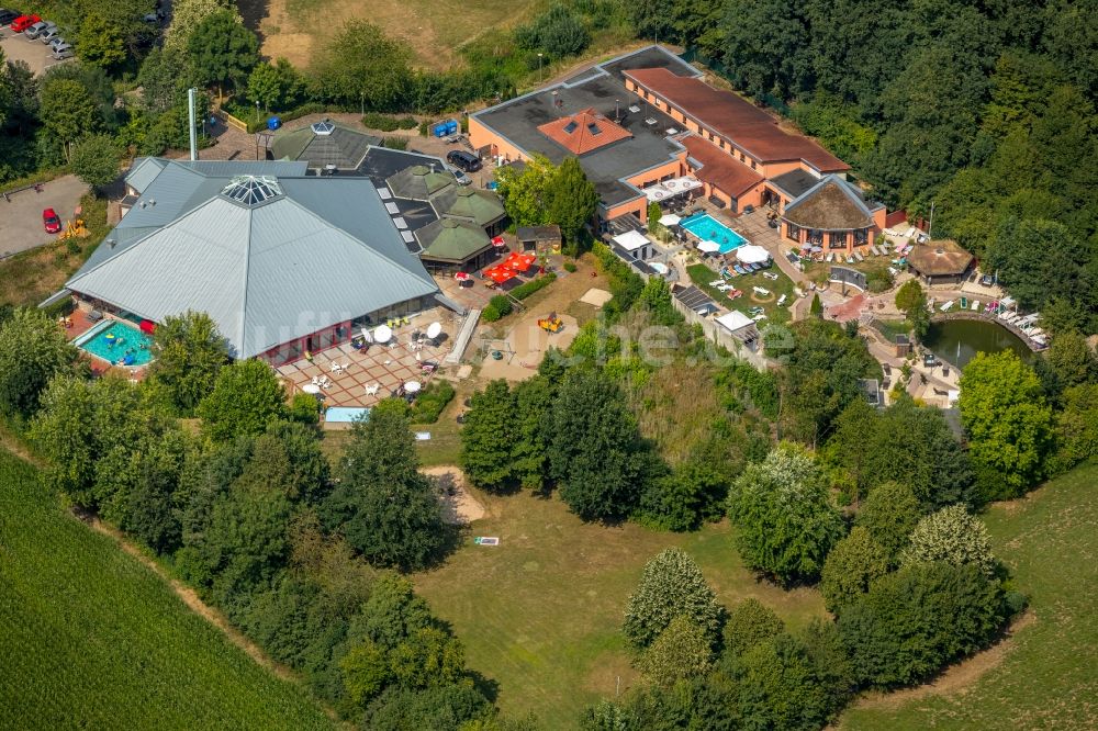 Everswinkel von oben - Therme und Schwimmbecken am Freibad der Freizeiteinrichtung Vitus-Bad in Everswinkel im Bundesland Nordrhein-Westfalen, Deutschland