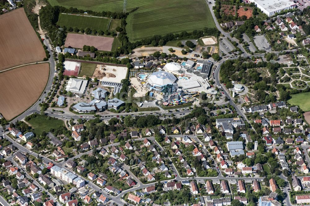 Luftaufnahme Stein - Therme und Schwimmbecken am Freibad der Freizeiteinrichtung mit Wasserrutsche in Stein im Bundesland Bayern, Deutschland