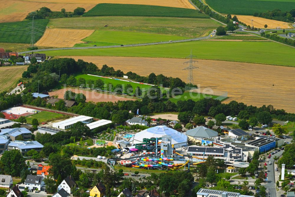 Stein von oben - Therme und Schwimmbecken am Freibad der Freizeiteinrichtung mit Wasserrutsche in Stein im Bundesland Bayern, Deutschland