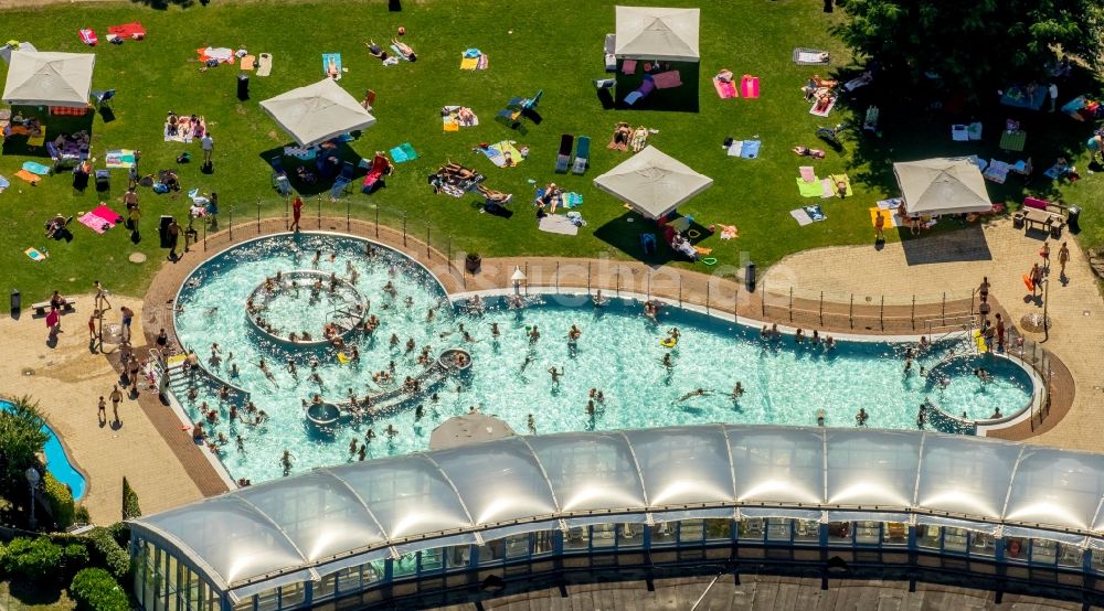 Witten von oben - Therme und Schwimmbecken am Freibad der Freizeiteinrichtung in Witten im Bundesland Nordrhein-Westfalen