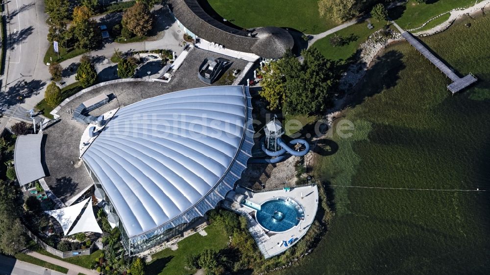 Prien am Chiemsee aus der Vogelperspektive: Therme und Schwimmbecken am Hallenbad und Freibad der Freizeiteinrichtung PRIENAVERA in Prien am Chiemsee im Bundesland Bayern, Deutschland