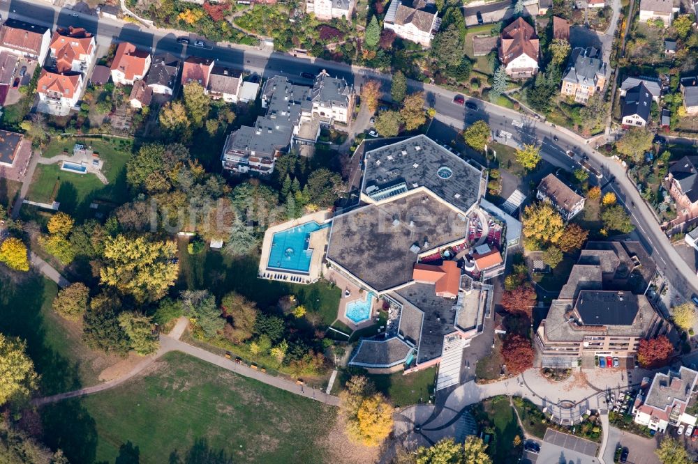 Bad Bergzabern aus der Vogelperspektive: Therme und Schwimmbecken der Südpfalz Therme in Bad Bergzabern im Bundesland Rheinland-Pfalz, Deutschland