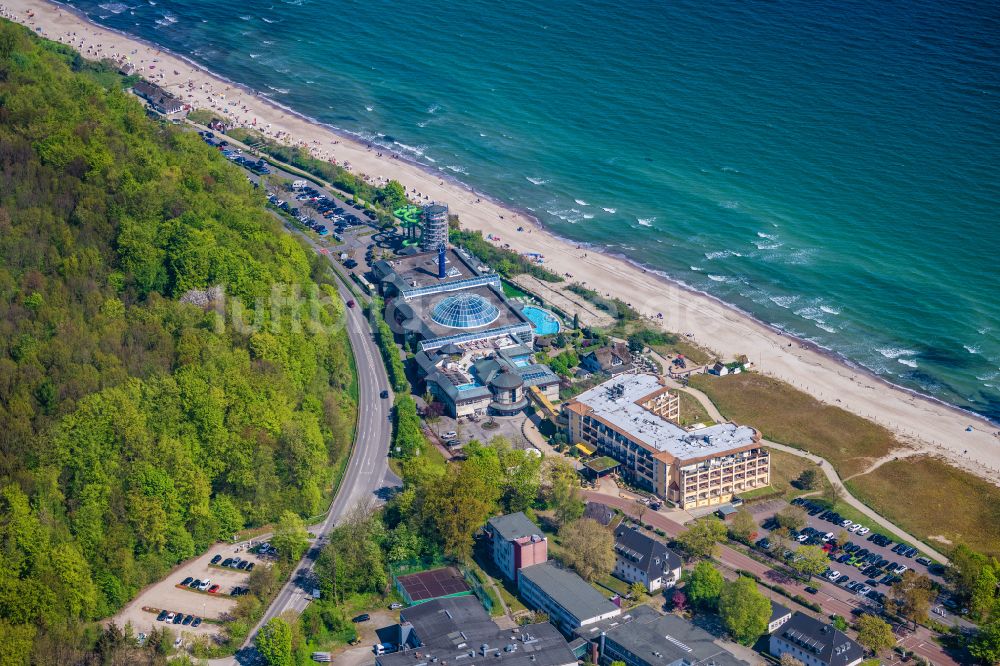 Luftaufnahme Timmendorfer Strand - Therme und Schwimmbecken am Strand der Freizeiteinrichtung im Ortsteil Scharbeutz in Timmendorfer Strand im Bundesland Schleswig-Holstein