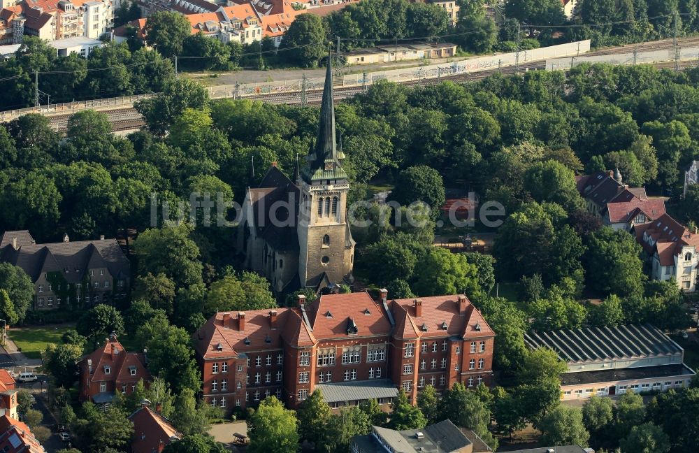 Luftaufnahme Erfurt - Thomaskirche ist eine evangelisch-unierte Kirche im neugotischen Stil in Erfurt in Thüringen