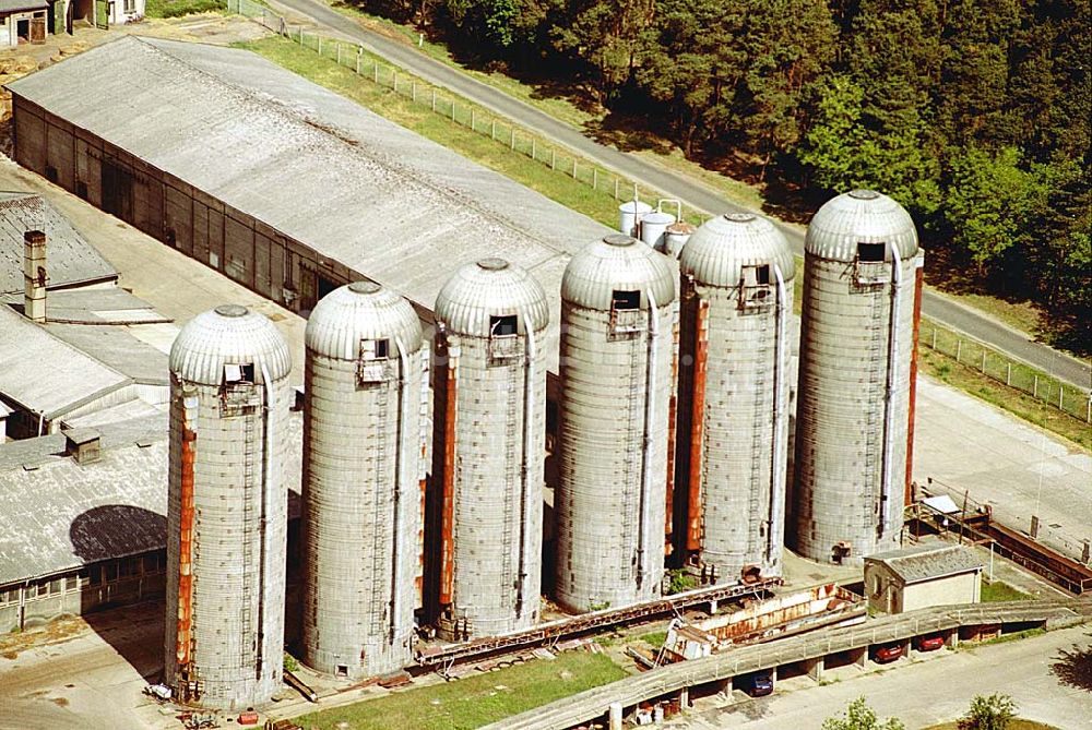 Luftbild / Brandenburg - Tierfuttersiloanlagen bei Lübben in Brandenburg. Datum: 24.05.2003