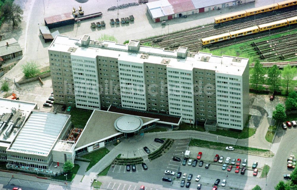 Luftaufnahme Berlin - Lichtenberg - Tierparkhotel abacus in der Straße Am Tierpark in Berlin-Lichtenberg..