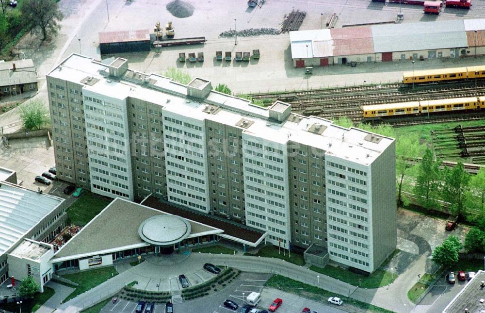 Berlin - Lichtenberg aus der Vogelperspektive: Tierparkhotel abacus in der Straße Am Tierpark in Berlin-Lichtenberg..