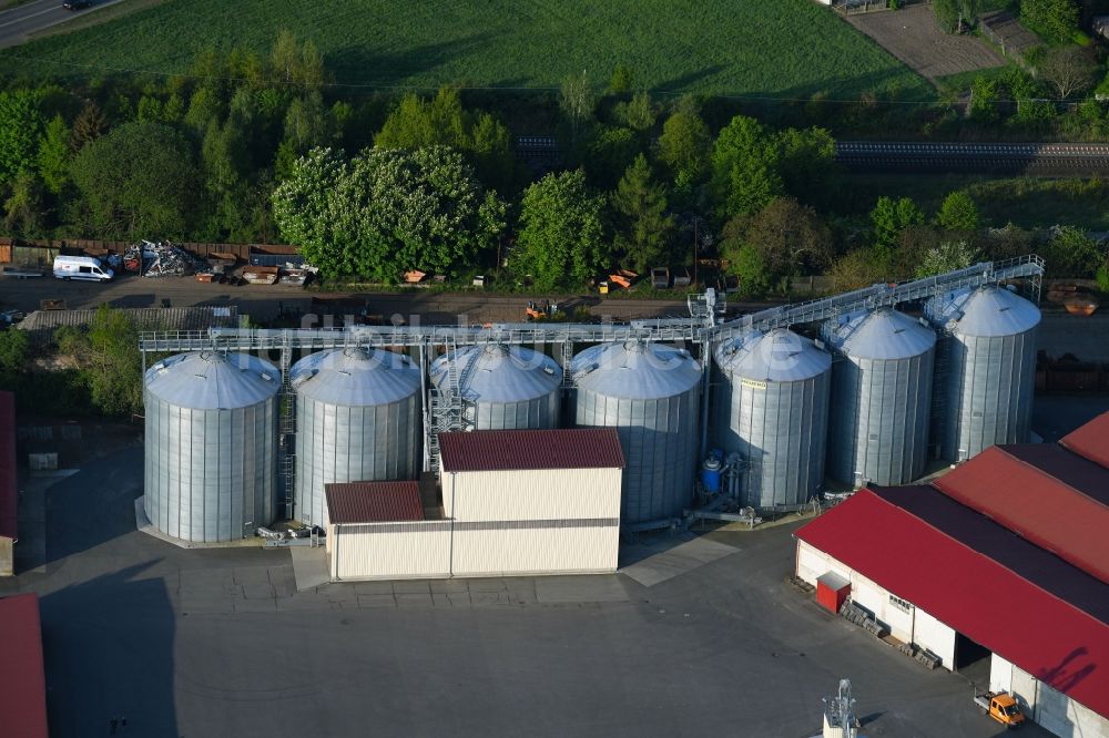 Salzwedel von oben - Tierzucht- Stallanlagen Tierzucht für die Fleischproduktion in Salzwedel im Bundesland Sachsen-Anhalt, Deutschland