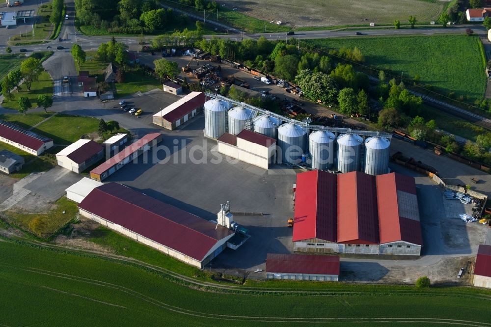 Salzwedel aus der Vogelperspektive: Tierzucht- Stallanlagen Tierzucht für die Fleischproduktion in Salzwedel im Bundesland Sachsen-Anhalt, Deutschland