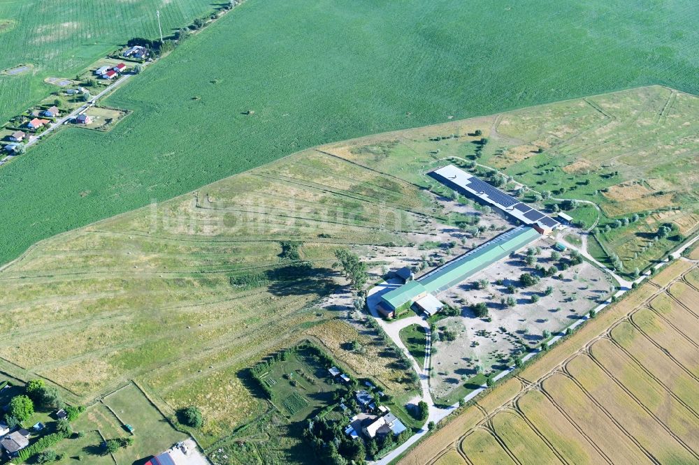 Sponholz aus der Vogelperspektive: Tierzucht- Stallanlagen zur Geflügelzucht der Erdgut GmbH in Sponholz im Bundesland Mecklenburg-Vorpommern, Deutschland