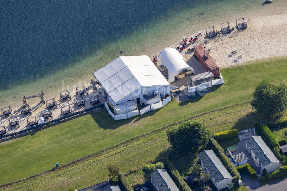 Wachtendonk aus der Vogelperspektive: Tische und Sitzbänke der Freiluft- Gaststätte Barbeja am Wankumer Heidesee in Wachtendonk im Bundesland Nordrhein-Westfalen, Deutschland